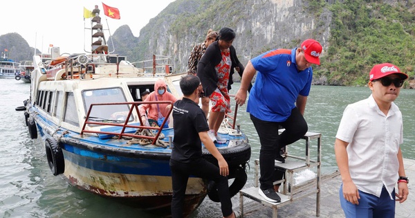 L'Association des petits agriculteurs cubains visite la Baie d'Ha Long, surprise par les changements au Vietnam après la rénovation