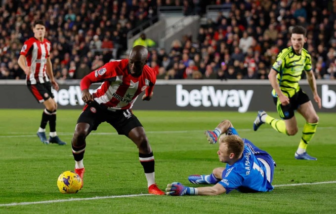 Ramsdale mắc lỗi chuyền bóng hỏng suýt dẫn đến bàn thua cho Arsenal ngay đầu trận gặp chủ nhà Brentford ở vòng 13 Ngoại hạng Anh ngày 25/11. Ảnh: Reuters