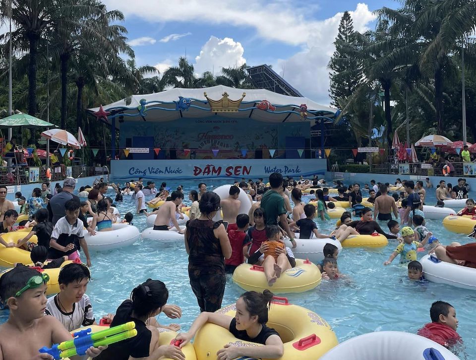 Le parc aquatique Dam Sen est animé, des centaines d'enfants aiment jouer dans l'eau sous le chaud soleil de midi, de nombreux parents vont à l'intérieur pour jouer avec leurs enfants