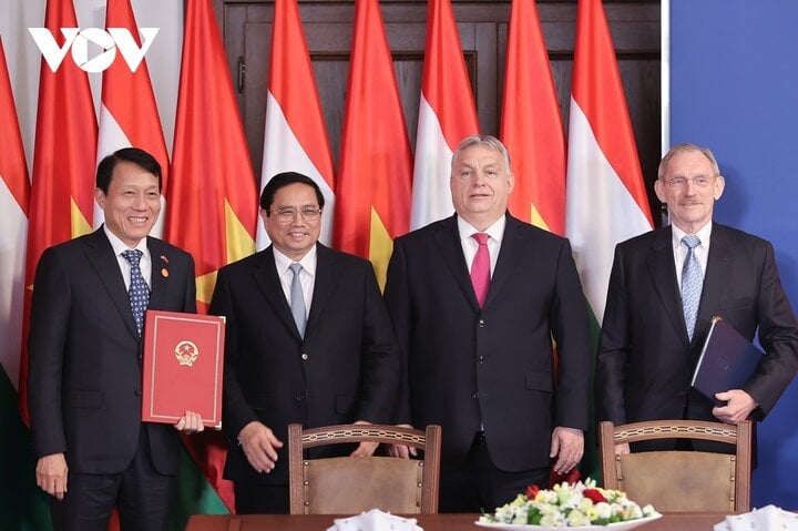 The two Prime Ministers witnessed the signing of the Agreement between the Government of Vietnam and the Government of Hungary on cooperation in preventing and combating transnational organized crime.