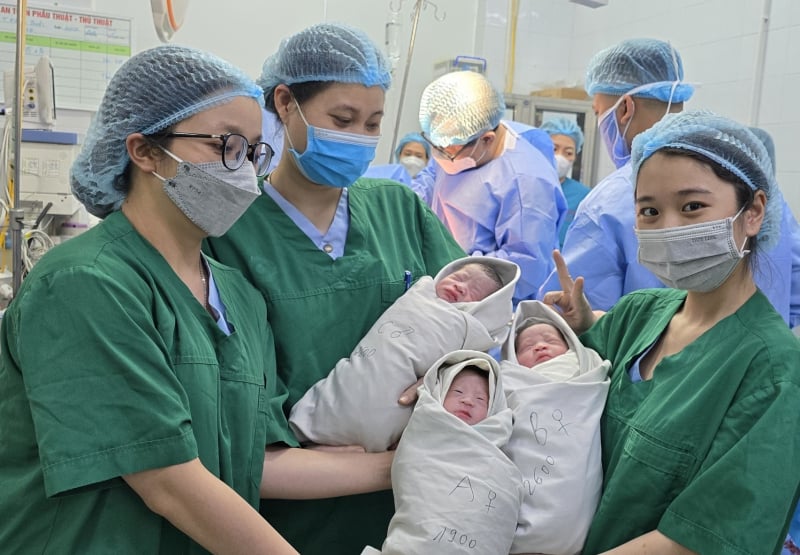 A las 32 semanas de embarazo, una mujer embarazada en Hai Phong descubrió que estaba embarazada de trillizos naturales, un bebé poco común.