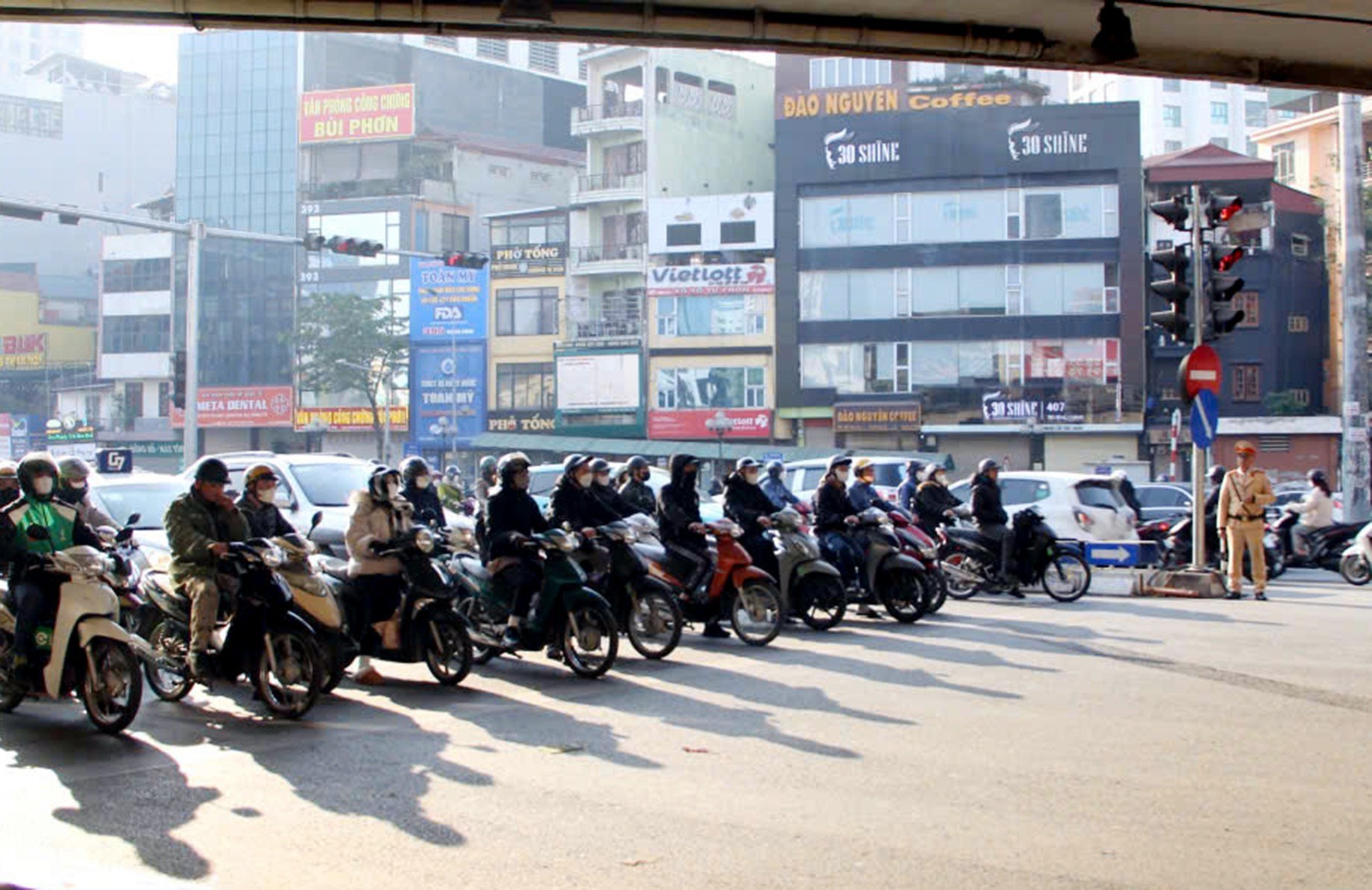 Weekend, many roads in Hanoi are congested for a long time photo 12