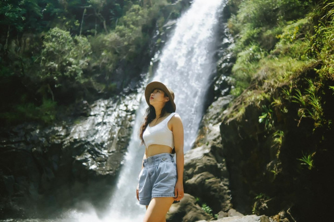 Los turistas visitan la cascada Ta Gu. Foto: Vinh Gau