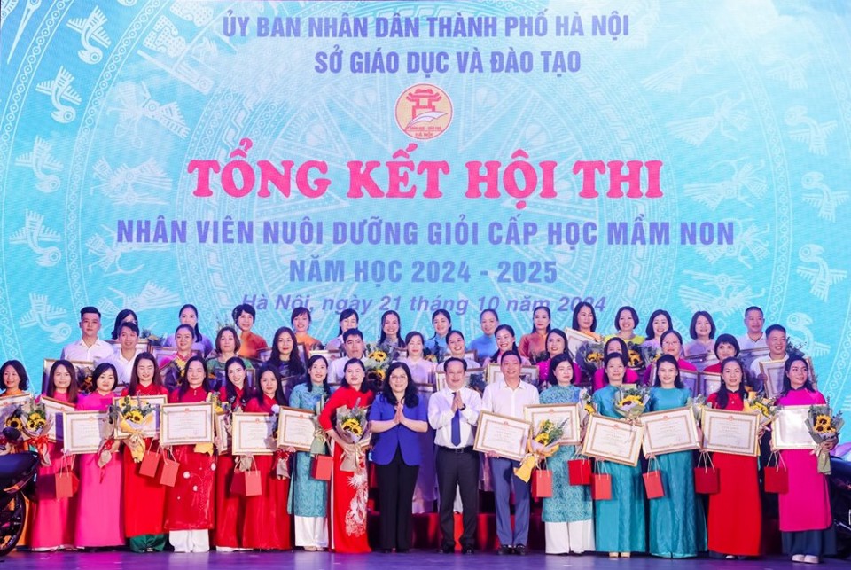 La viceministra de Educación y Formación, Nguyen Thi Kim Chi (de pie en el medio, con camisa azul), y el director del Departamento de Educación y Formación de Hanoi, Tran The Cuong, entregaron premios a los ganadores del Concurso de Maestros de Preescolar de Hanoi, año escolar 2024-2025.