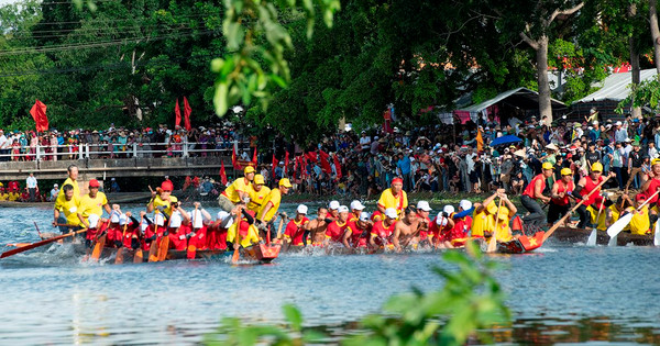 Eröffnung des traditionellen Bootsrennenfestivals auf dem Fluss Cam Ly