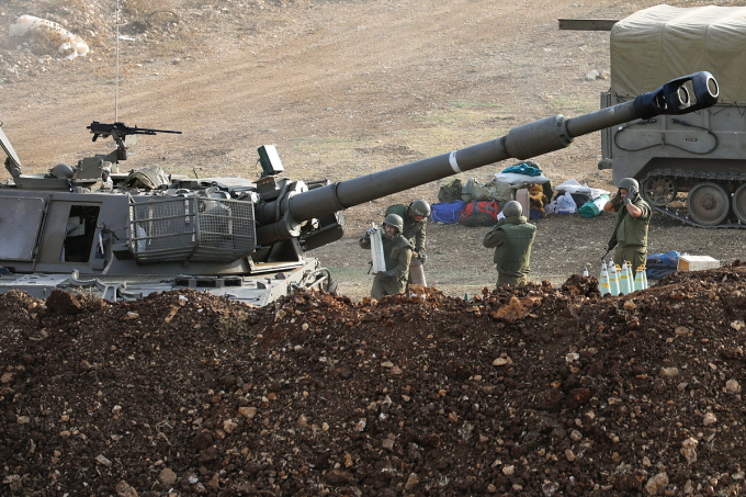 Lực lượng Israel hướng nòng pháo về phía miền nam Lebanon hôm 9/10. Ảnh: AFP