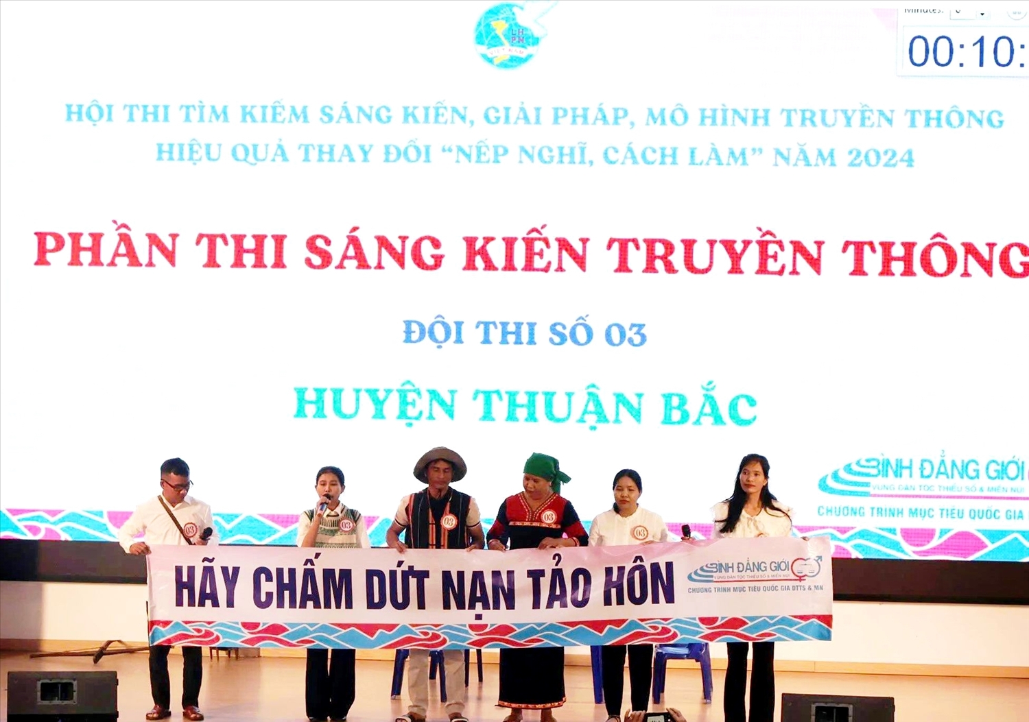 Thông điệp “Hãy chấm dứt nạn tảo hôn” của đội thi huyện Thuận Bắc. 