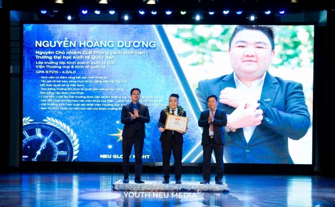 Hoang Duong received the title of Outstanding Student in his third year of university. Photo: Character provided