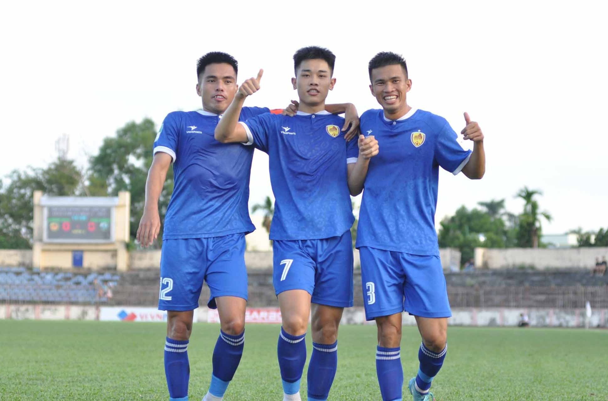 Dinh Bac (middle) was shared with his teammates after scoring the opening goal. Photo: T.V