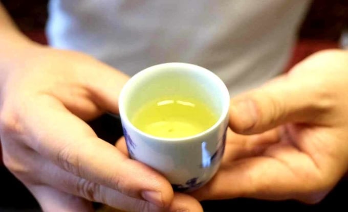 Levez une tasse de thé dans la pose des trois dragons et du jade. Photo : Tu Nguyen