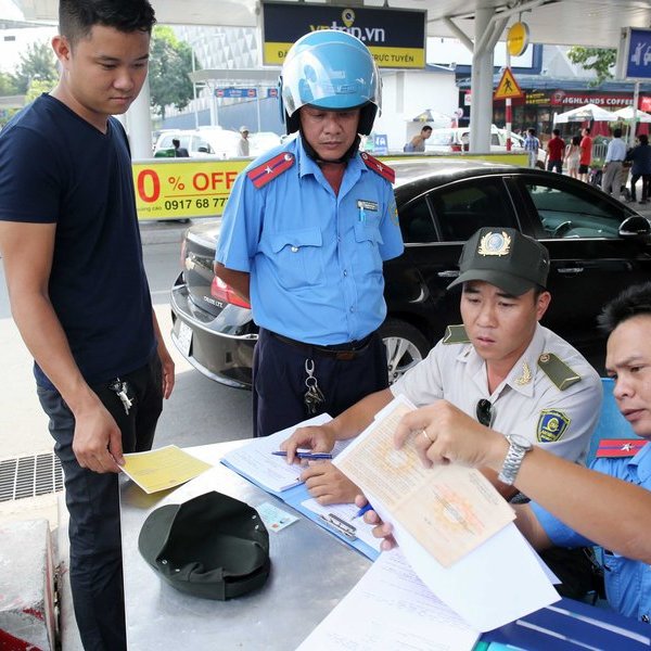 Tiến hành tổng kiểm tra xe kinh doanh vận tải hợp đồng trong cả nước