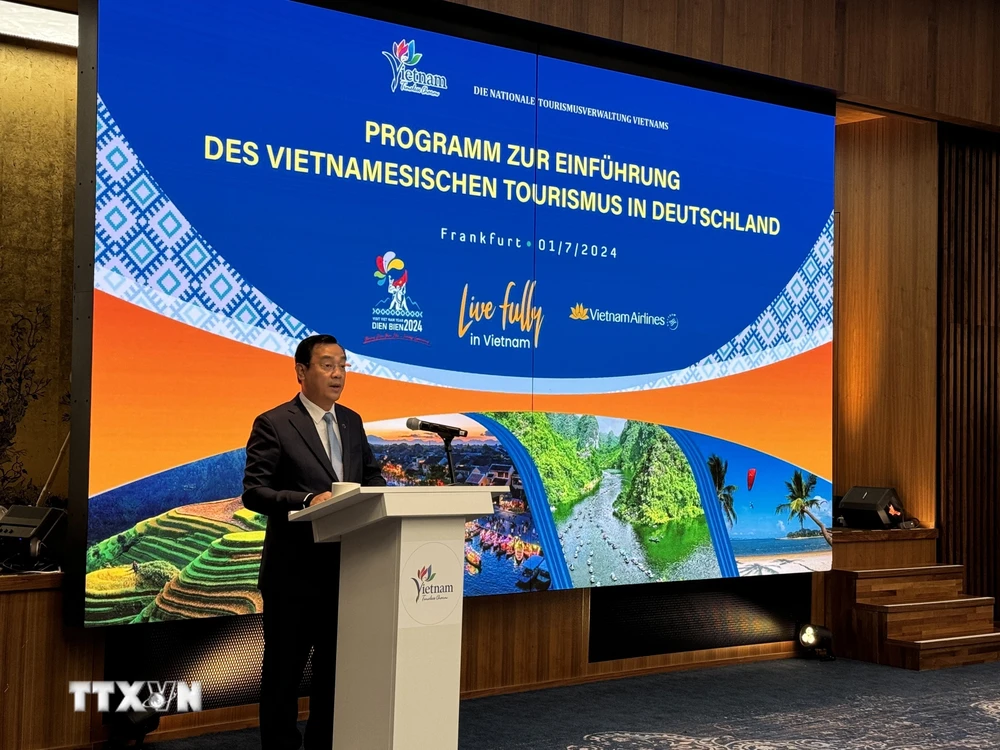 Director of the Vietnam National Administration of Tourism Nguyen Trung Khanh delivers a speech at the opening ceremony of the Vietnam tourism promotion program in Germany. (Photo: Thu Hang/VNA)