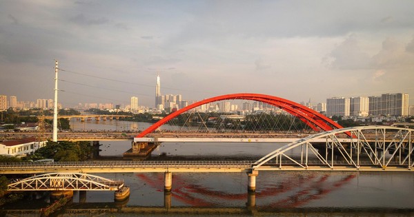 Thousands of meters of electrical wires connecting cameras under the bridge in Ho Chi Minh City were stolen.