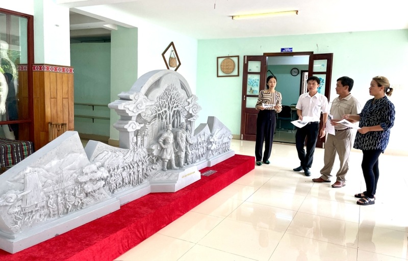 Gia Lai toma opiniones sobre 2 bocetos de la estatua de Tay Son Tam Kiet, imagen 1
