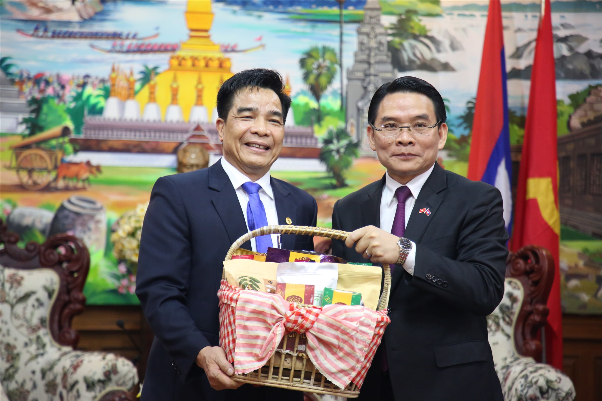 Comrade Le Van Dung received gifts from leaders of Champasak province. Photo: A.N