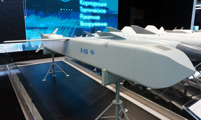 نموذج لصاروخ KH-69 الذي عرضته روسيا في معرض الجيش 2022. الصورة: فيتالي كوزمين