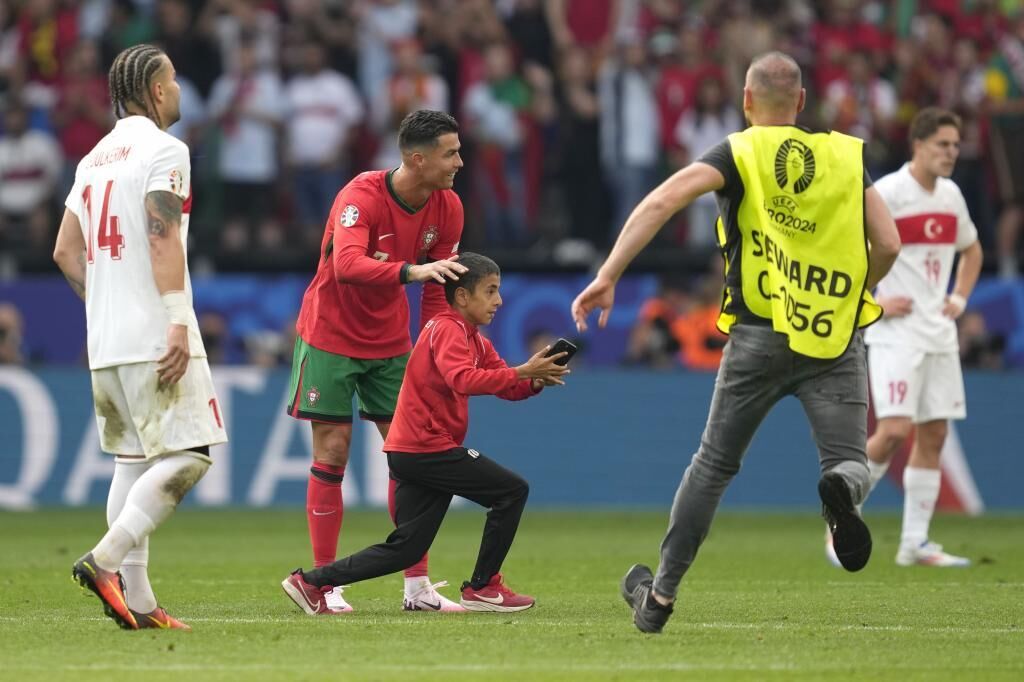 CĐV nhí 'vượt rào' chạy vào sân, có ngay ảnh để đời với Ronaldo- Ảnh 5.