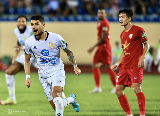 Hendrio scored, helping Nam Dinh escape defeat at Thien Truong Stadium in round 10 of V-League 2023. Photo: Cuong Huynh