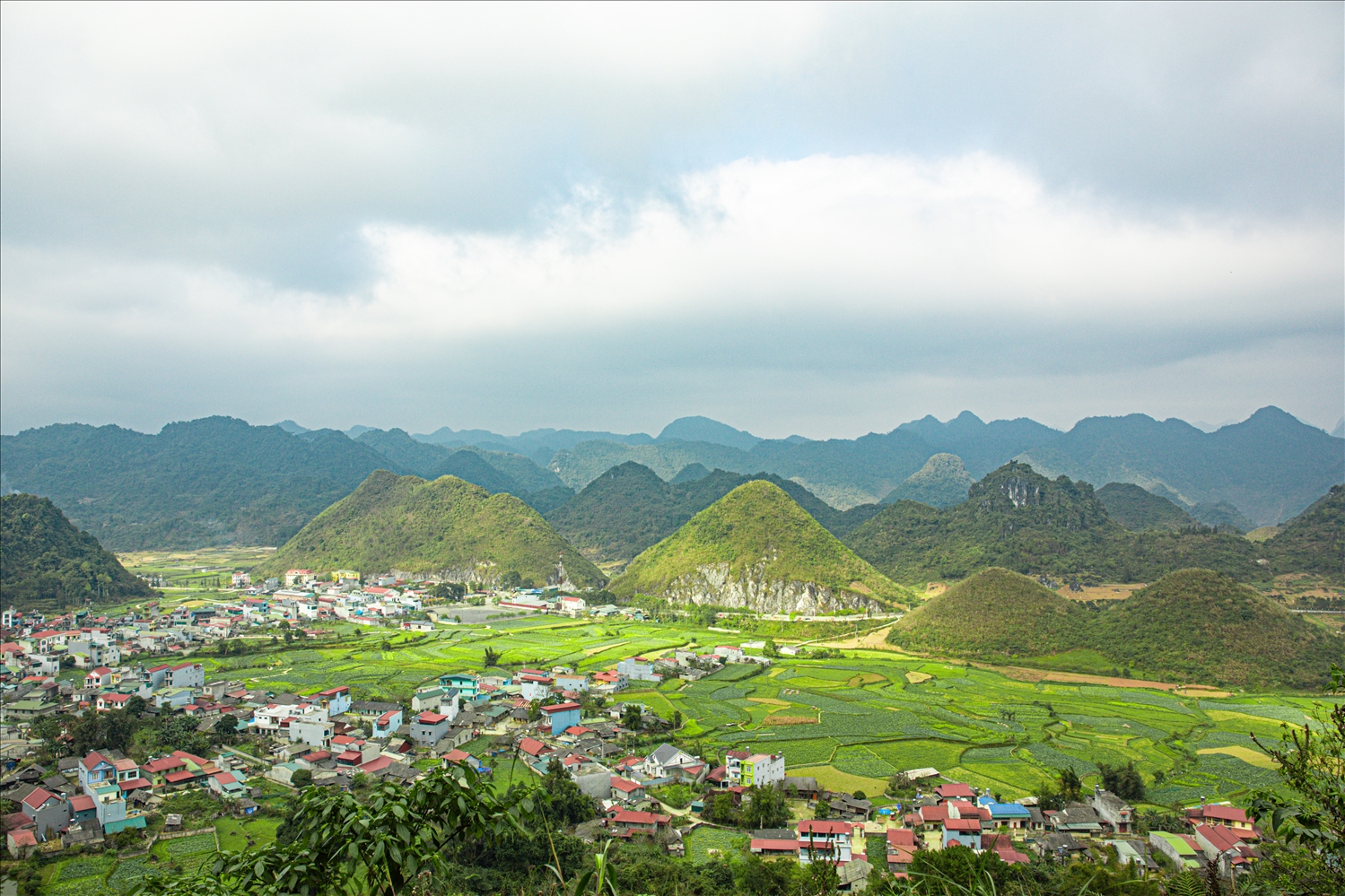 Núi đôi Quản Bạ và thị trấn Tam Sơn bình yên trong nắng sớm