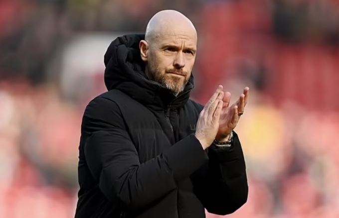 Ten Hag vỗ tay tri ân khán giả sau trận thắng Everton 2-0 ở vòng 28 Ngoại hạng Anh trên sân Old Trafford ngày 9/3. Ảnh: AFP