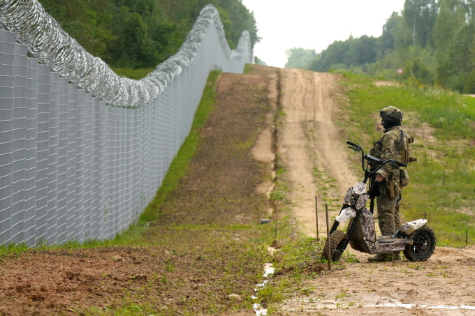 Guardias fronterizos de Letonia patrullan la valla fronteriza con Bielorrusia cerca de Robeznieki, Letonia, el 8 de agosto. Foto: Reuters