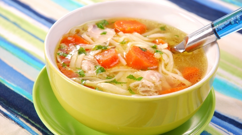 La soupe au poulet est très bonne pour nourrir un corps affaibli et renforce également l’immunité.