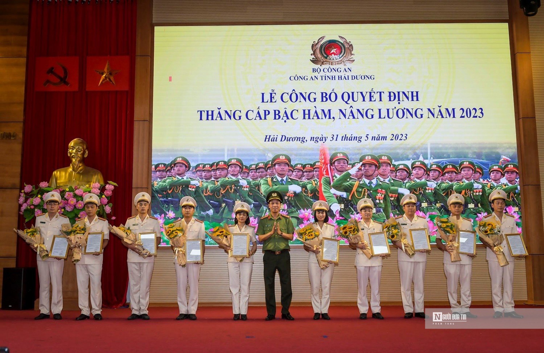 Événement - Le chef de la police et le directeur adjoint de la police de Hai Duong sont promus au grade de colonel (photo 6).