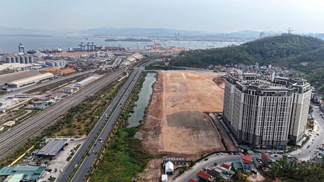 Gros plan du terrain pour construire un centre commercial de 5 200 milliards de VND à Ha Long, photo 6