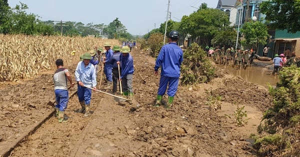 Gác việc nhà, lo cho đường sắt sớm thông tàu sau lũ