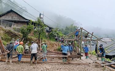 Các địa phương trên địa bàn huyện Mù Cang Chải đã huy động lực lượng 4 tại chỗ giúp người dân sửa chữa nhà cửa, sớm ổn định cuộc sống