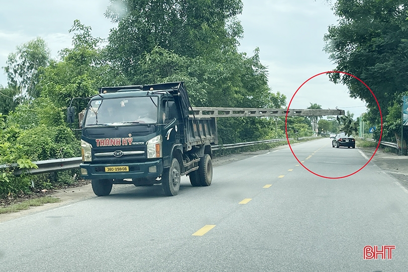 Trucks carrying electric poles on Ha Tinh streets