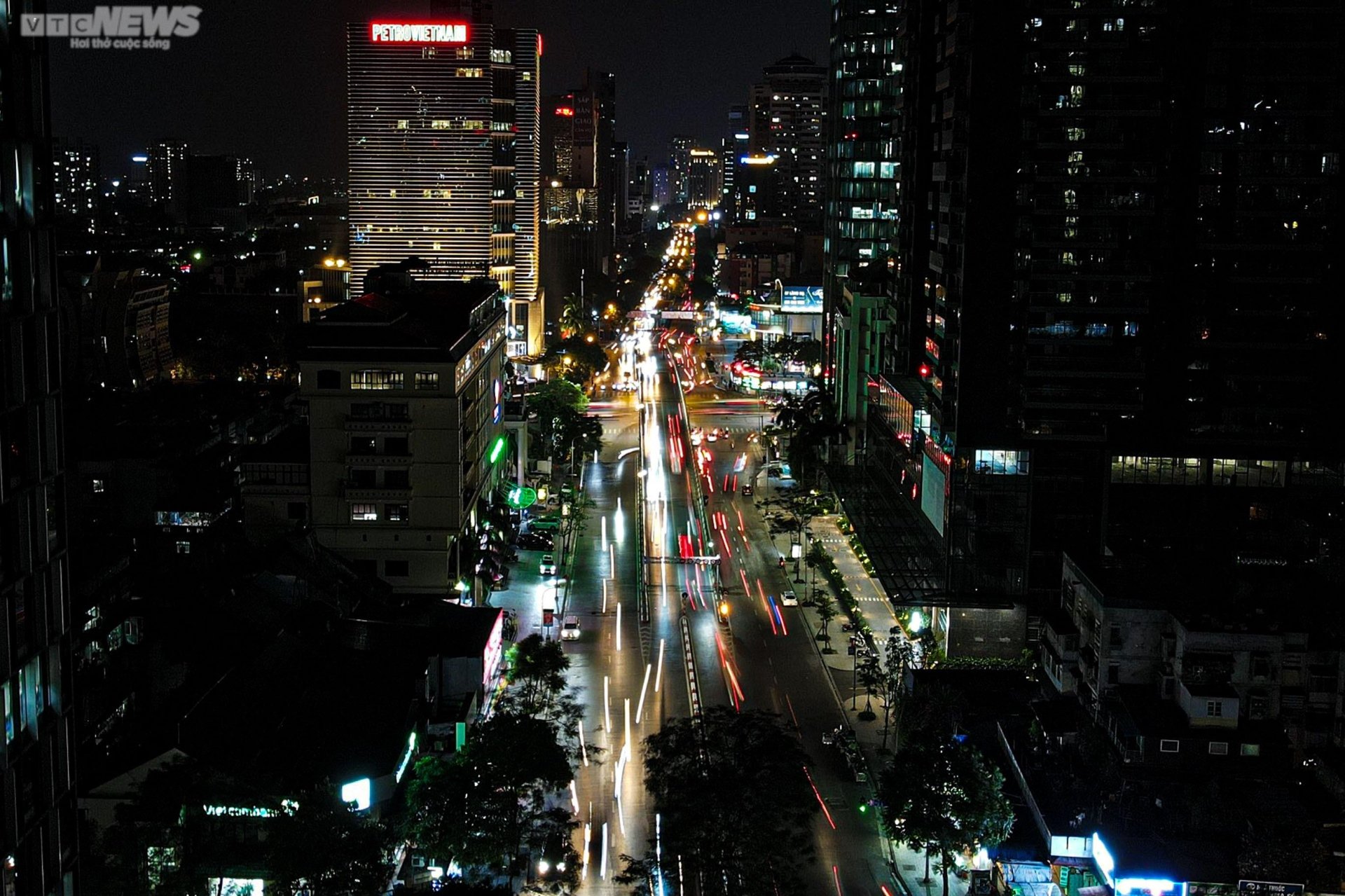 Power cut, Hanoi streets plunged into darkness - 2