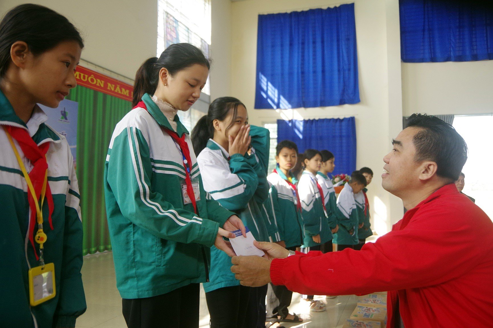 50 élèves démunis qui ont surmonté des difficultés ont été soutenus pour aller à l'école dans la joie de leur professeur à l'occasion du 20 novembre, photo 4