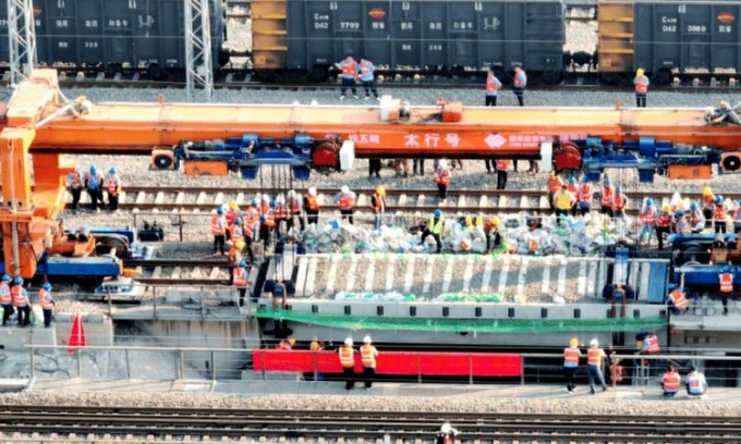 La máquina Thai Hang reemplaza la sección del puente ferroviario en la provincia de Ha Bac. Foto: Weibo