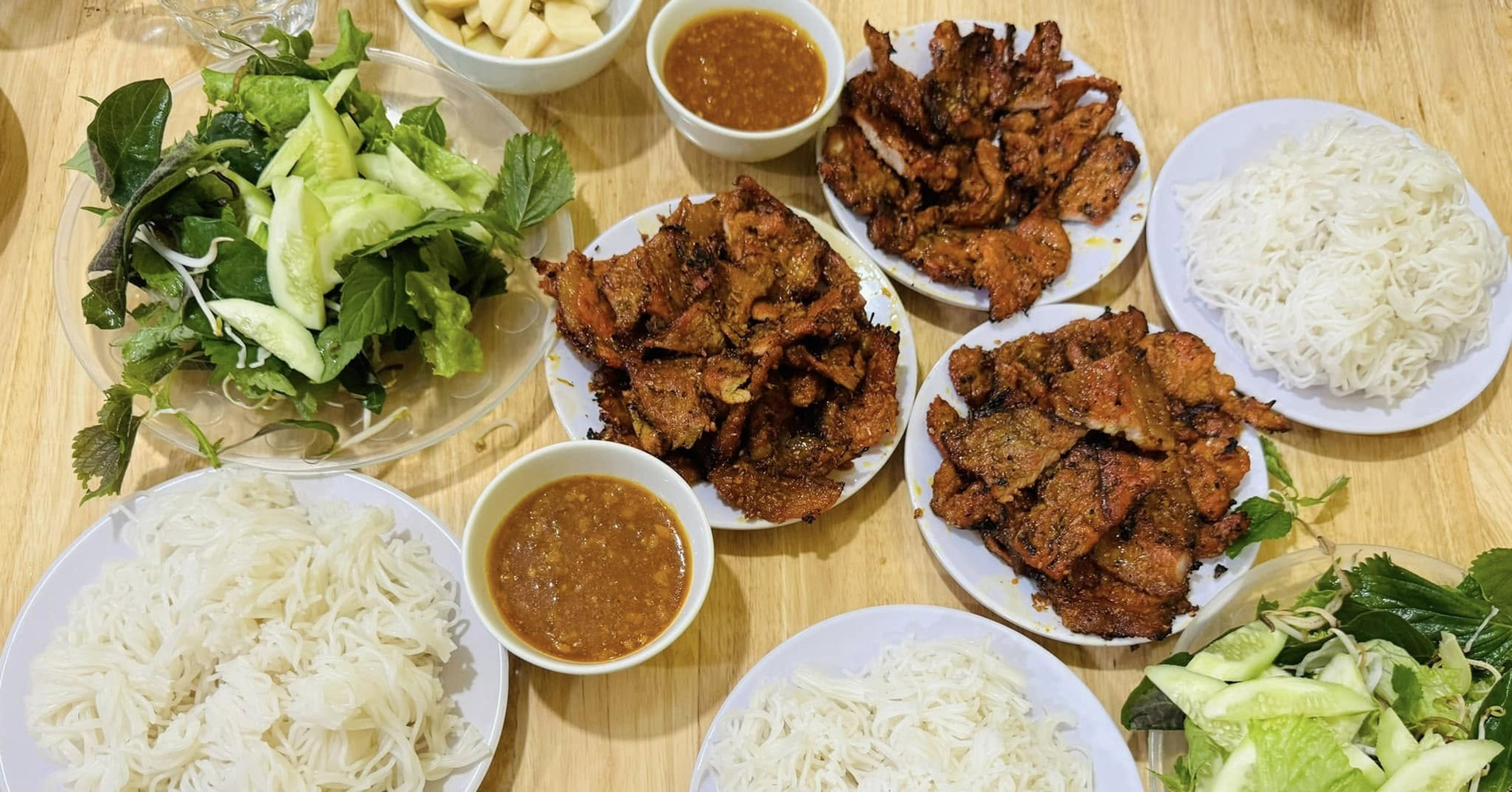 Plato de bun cha con salsa para mojar única en Nghe An, los clientes piden varias porciones y aún así quieren más