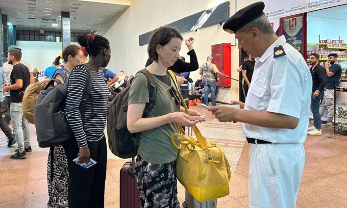 Foreign nationals arrive in Egypt after passing through the Rafah border crossing on November 1. Photo: AFP