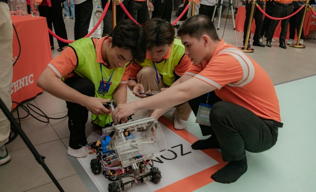 Observa cómo el robot bombero, diseñado por estudiantes, trepa cuerdas y carga objetos pesados ​​(foto 2)