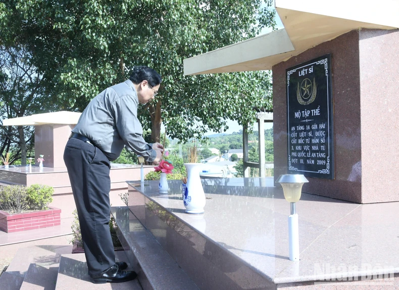 El primer ministro Pham Minh Chinh examina una serie de proyectos clave en Phu Quoc. Foto 1