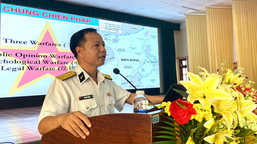 Le lieutenant-colonel Vu Viet Bang, commissaire politique adjoint de la brigade 162, commandement de la région navale 4, a informé de la situation des mers et des îles du Vietnam.