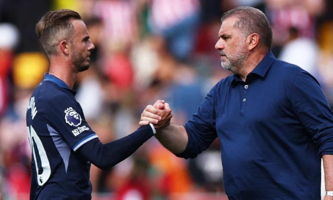 Postecoglou estrecha la mano de James Maddison después de que el Tottenham empatara 2-2 en Brentford en su primer partido de la Premier League el 13 de agosto. Foto: Reuters