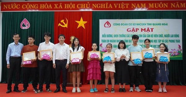 Die Gewerkschaft der Sozialpolitikbank der Provinz Quang Ngai lobt und belohnt Kinder von Beamten und Arbeitern