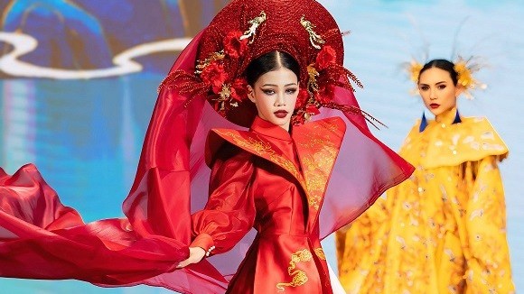 Le mannequin enfant Hai Phuong fait bonne impression au Festival culturel de l'amitié Vietnam-Corée