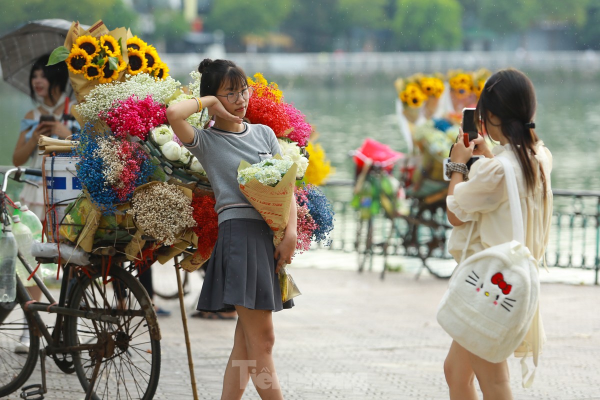 Hanoians leisurely stroll and sightsee during Independence Day holiday photo 13