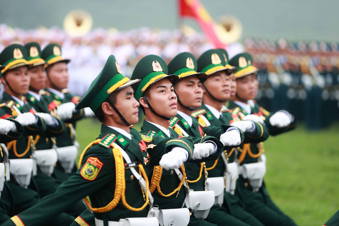 Khối sĩ quan Biên phòng tiến vào lễ đài. Trong suốt 65 năm qua, Bộ đội biên phòng luôn tận trung với Đảng, tận hiếu với dân, sẵn sàng chiến đấu hy sinh vì sự nghiệp bảo vệ toàn vẹn lãnh thổ, an ninh biên giới quốc gia; xây dựng đường biên giới hòa bình, hữu nghị, hợp tác, phát triển với các nước láng giềng; ra sức học tập, rèn luyện, nâng cao bản lĩnh chính trị, chuyên môn, nghiệp vụ, hoàn thành tốt mọi nhiệm vụ, xứng đáng là đơn vị 2 lần được phong tặng danh hiệu Anh hùng lực lượng vũ trang nhân dân - Ảnh: NGUYỄN KHÁNH