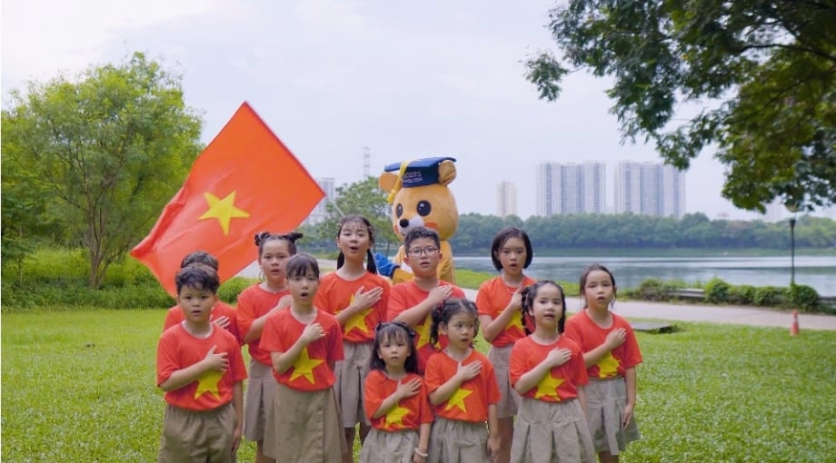 The Scots English system is impressive with the cover of the Vietnamese national flag, welcoming the New Year independently, image 2.