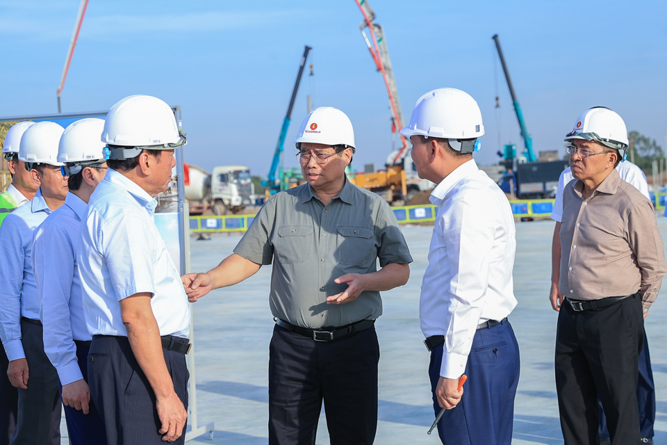 Le Premier ministre a discuté avec les unités concernées lors de l'inspection du projet du Centre national des expositions. Photo : VGP/Nhat Bac