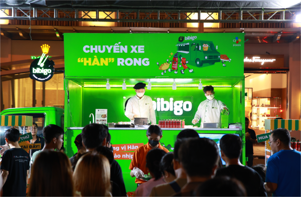 Le bus « coréen » Bibigo apporte une ambiance joyeuse et conviviale aux jeunes de Hanoi