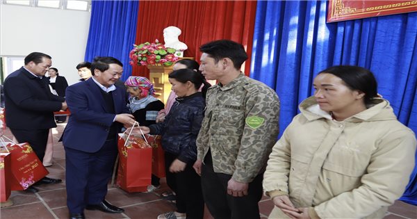 Minister, Chairman of the Ethnic Committee Hau A Lenh visited and extended New Year greetings in Bat Xat district, Lao Cai province