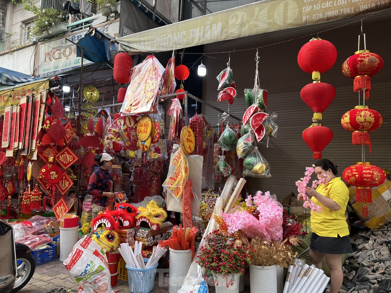 La couleur rouge recouvre la plus grande rue du Têt à Ho Chi Minh-Ville, animée par les acheteurs photo 7