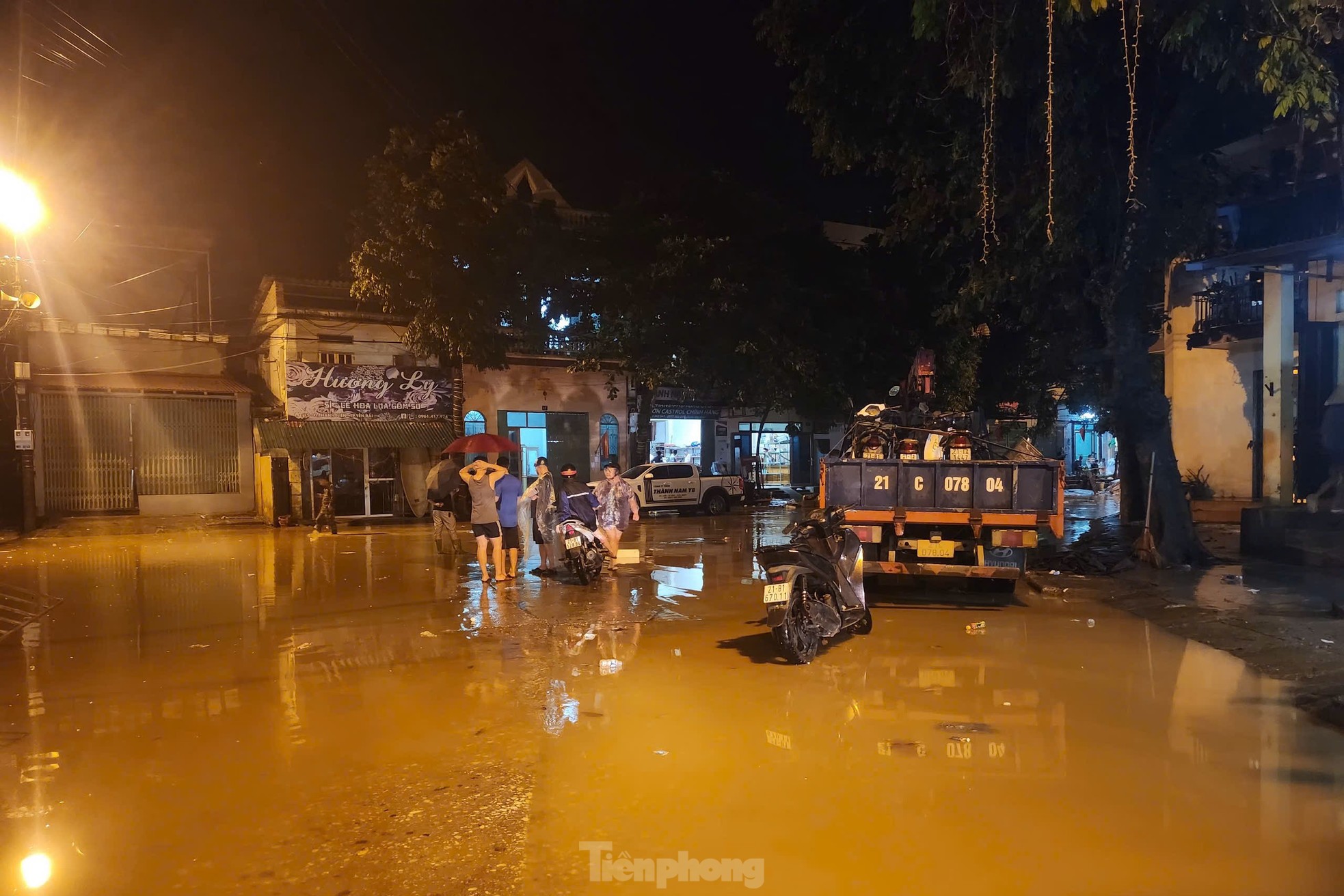 ទឹក​ទន្លេ​ក្រហម​ហក់​ឡើង ប្រជាជន Yen Bai ស្នាក់​ពេញ​មួយ​យប់​ដើម្បី​រៀបចំ​ខ្លួន​ដើម្បី​គេច​ពី​ទឹកជំនន់ រូបថត ៩